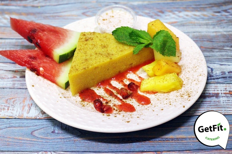 Dlaczego warto jeść arbuzy - jabłkowa polenta z jogurtem truskawkowym